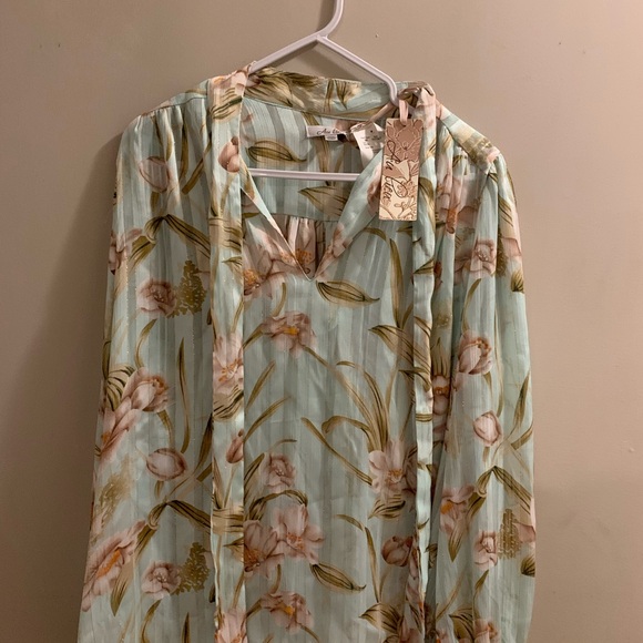 Nwt Beautiful flowy shirt. Sz large - Picture 3 of 5